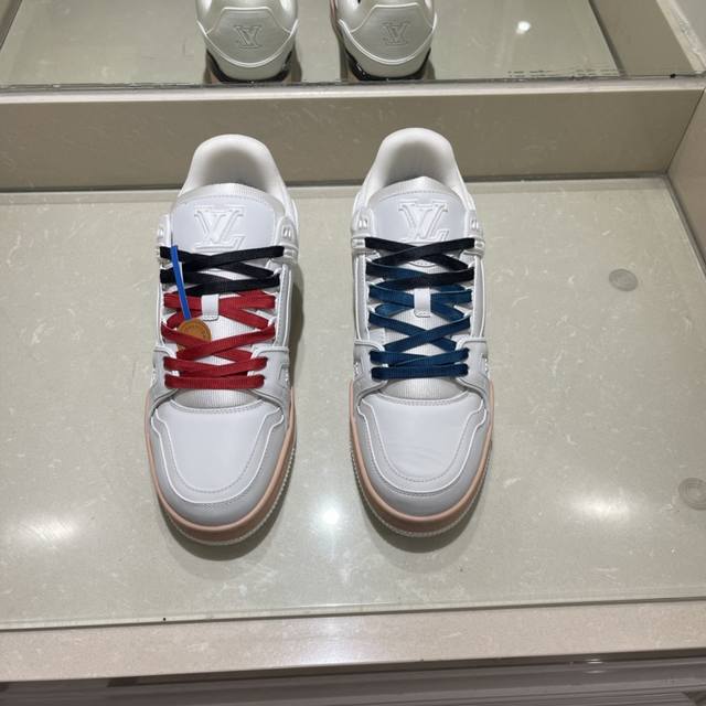 超酷新款lv Trainer 系列运动鞋出货 本款 Lv Trainer 运动鞋出自路易威登与 Tyler 合作系列，令 Monogram 图案和品牌标识分别化